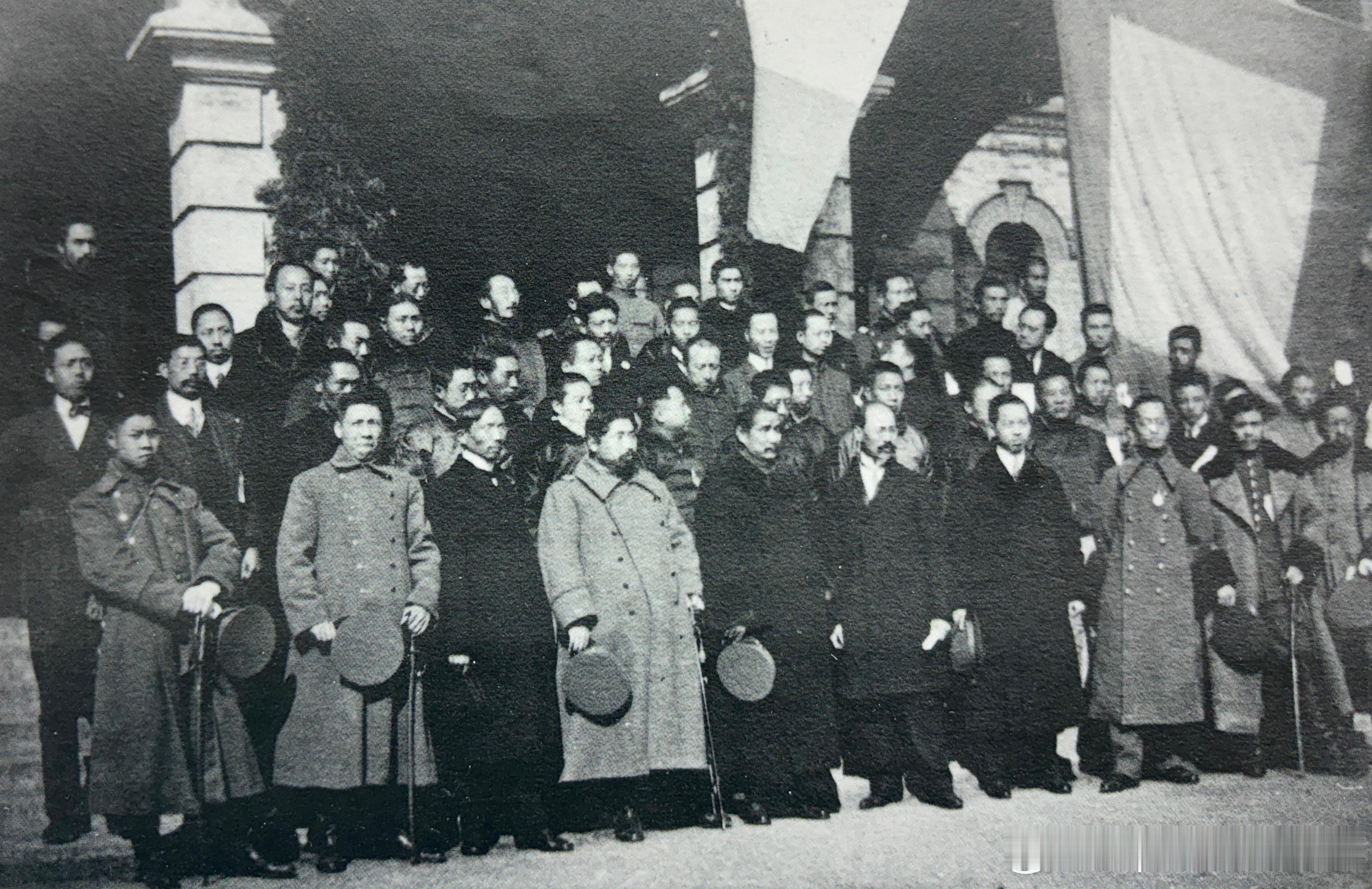 1912年1月28日中华民国临时参议院在南京成立。图为孙中山出席成立典礼时与参议