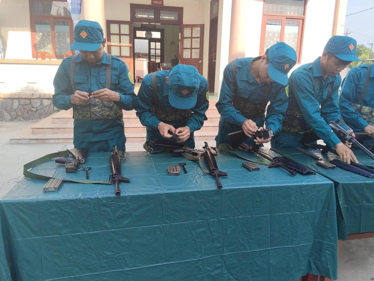 越南民兵人员正在拆解越战时期的AR-15/M16A1突击步枪，然后再重新组装起来