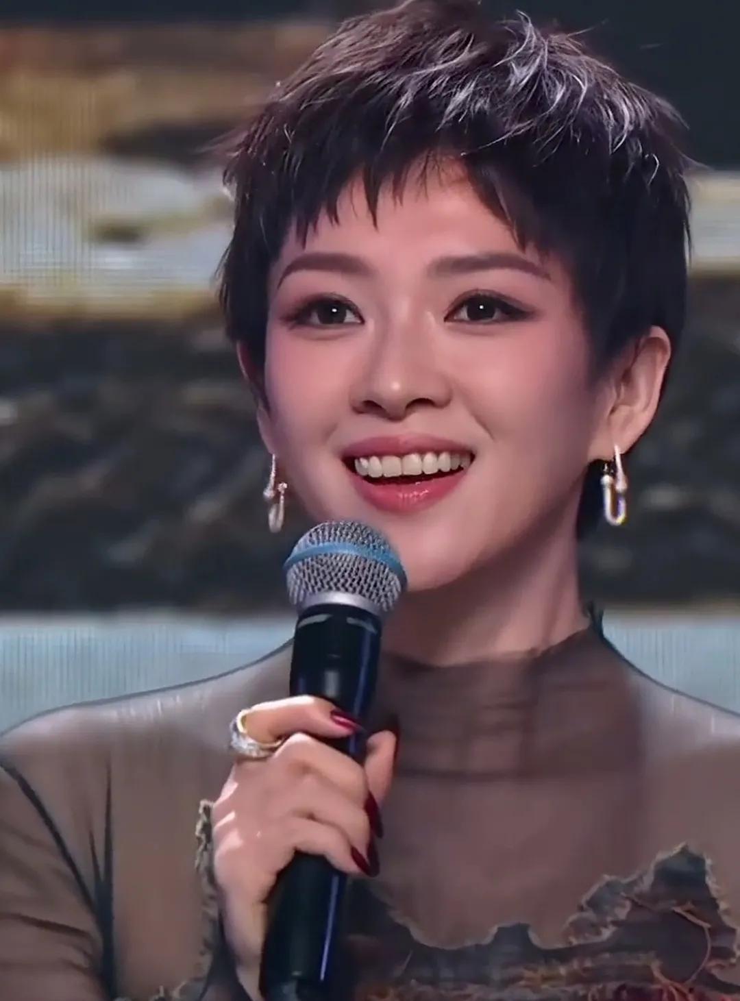 章子怡向我们证明有些衣服搭配不好是真显胖。其实看她和梅婷站在一起的画面看来她
