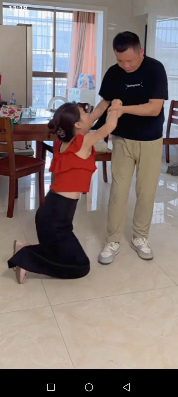 傻眼了吧！妻子跟男同学聚会一夜未归，电话关机微信不回，