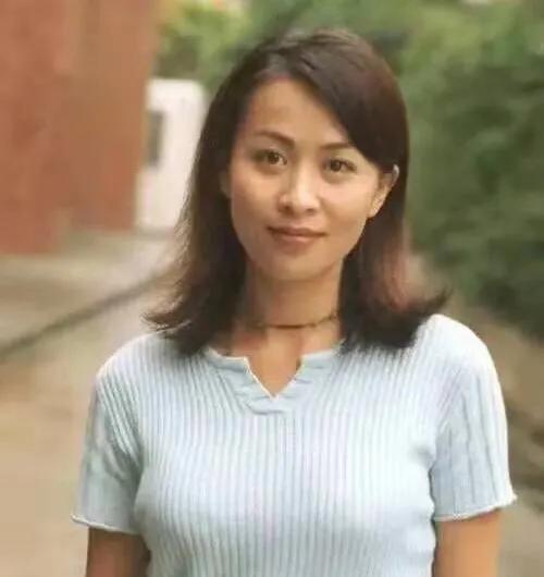 1991年，24岁的那英看上了蔡国庆。一次，两人合作演唱，结束后，那英拉着蔡国庆