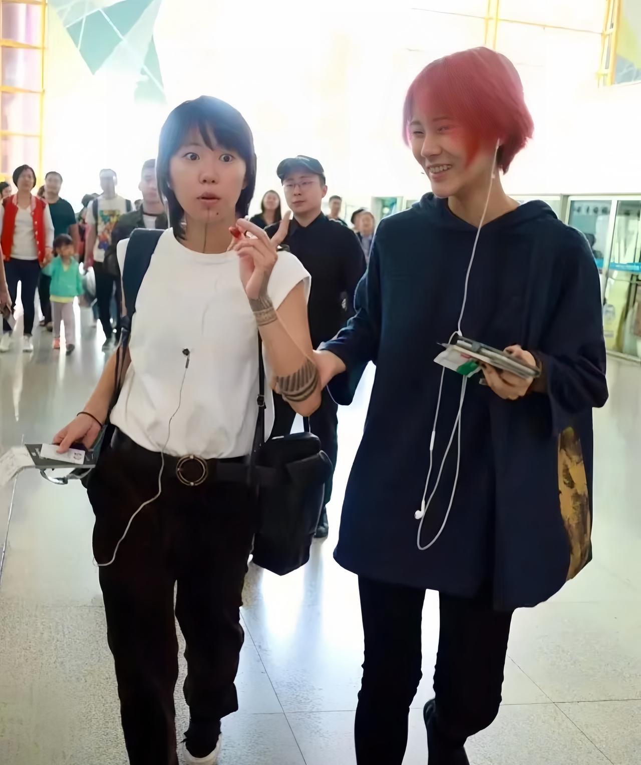 窦靖童与妹妹窦佳嫄的关系真好，经常一起出门游玩，这对同父异母的姐妹，很是亲密哦。