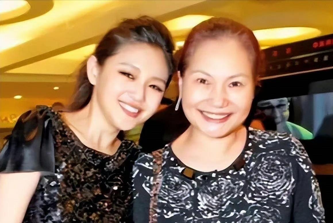 镜头前泣不成声，自称“半死状态”，大S的母亲黄春梅这回真的坐不住了。7月8日，台