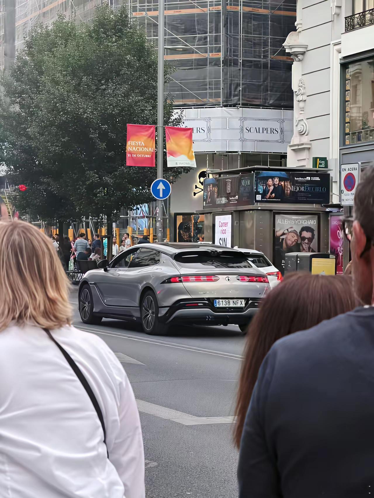 论车牌的重要性，网友在西班牙街拍腾势Z9GT，高级感一下子上来了。​