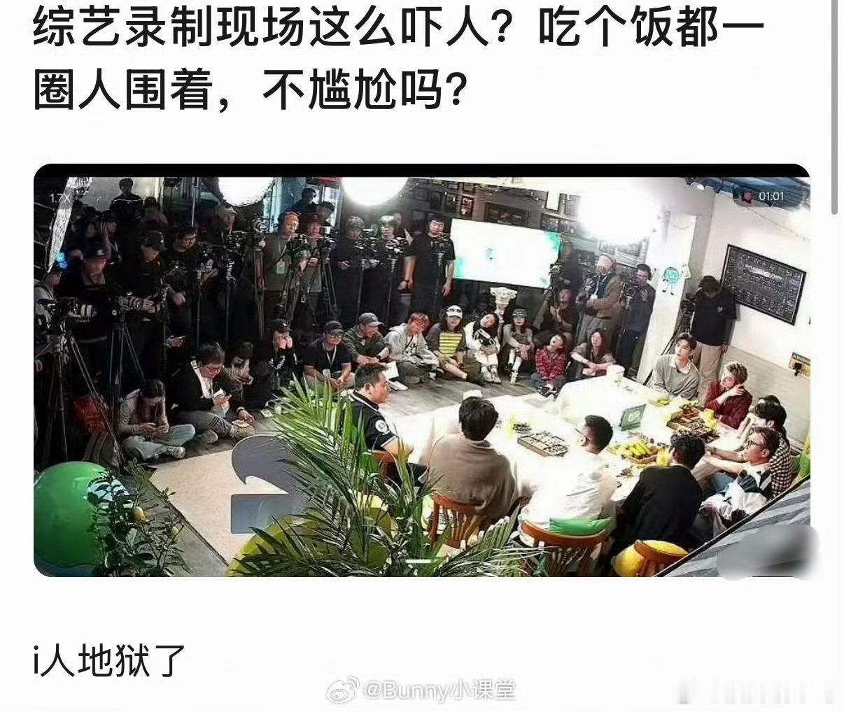 代入一下如果有人陪我尬演其实也还好，一个人就非常尴尬了