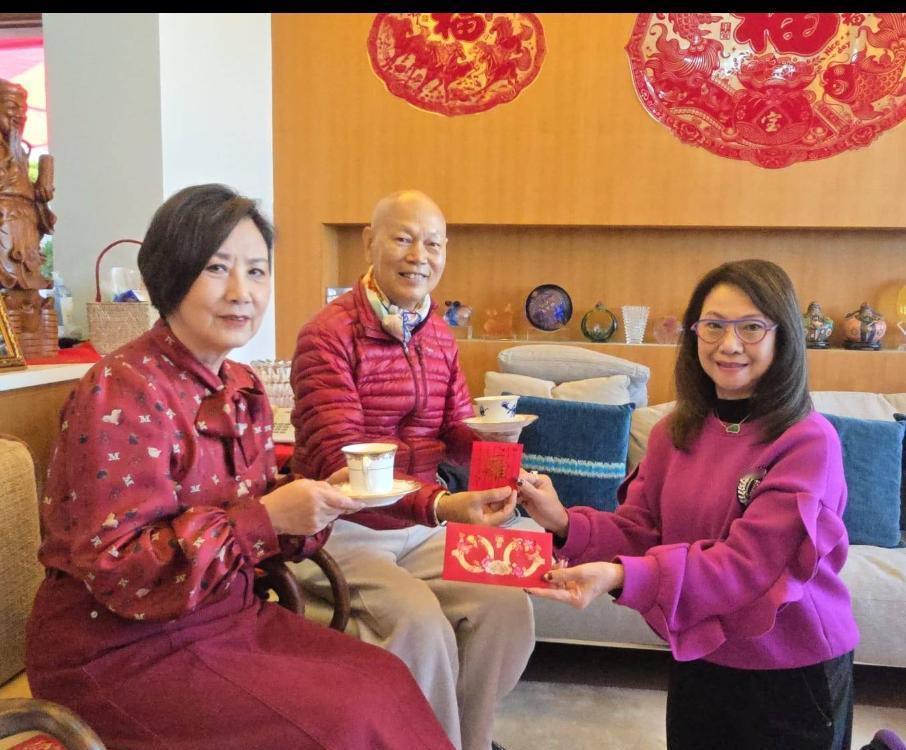 你知道在香港叫一声“阿姐”意味着什么。那是规矩，是辈分，是半个娱乐圈都要让路的