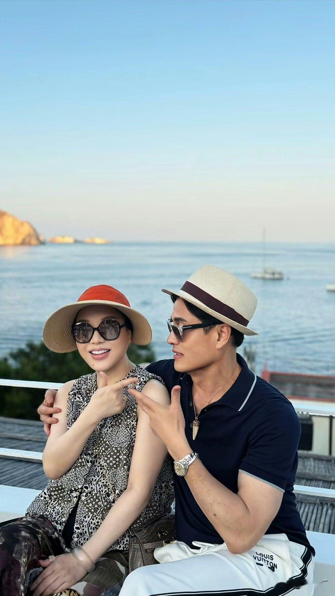 咱就是说吕良伟都快70了状态还这么好！带儿子回广西祭祖被老乡围拍，全程亲自介绍儿