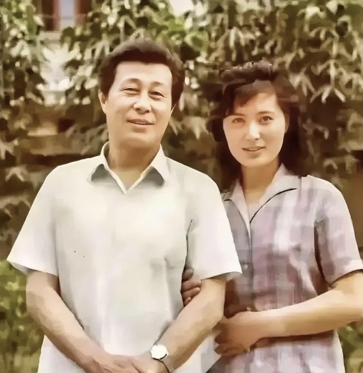 相信有不少人是看着王心刚演的《侦察兵》长大的，电影里他英姿飒爽，让人耳目一新，至