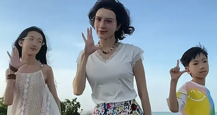 50岁金巧巧和儿女一起跳手势舞! 她身材苗条, 颜值太抗打了