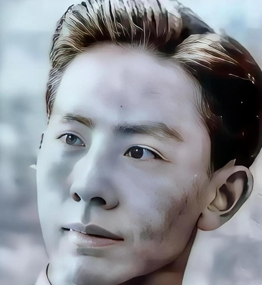 1948年，一位共产党员被捕，为了保命，他主动交代了一份12人的名单，特务们大喜