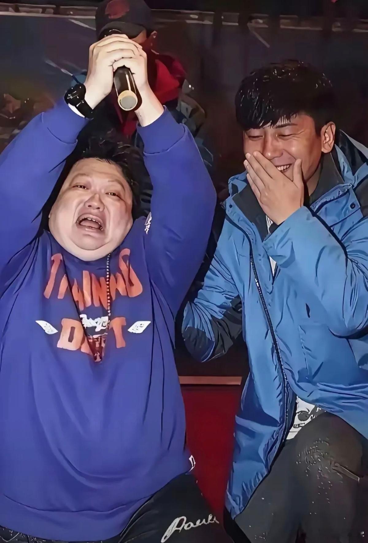 突然理解了旁边这个工作人员为什么笑。他不是憋不住，是实在没办法配合了。韩红在