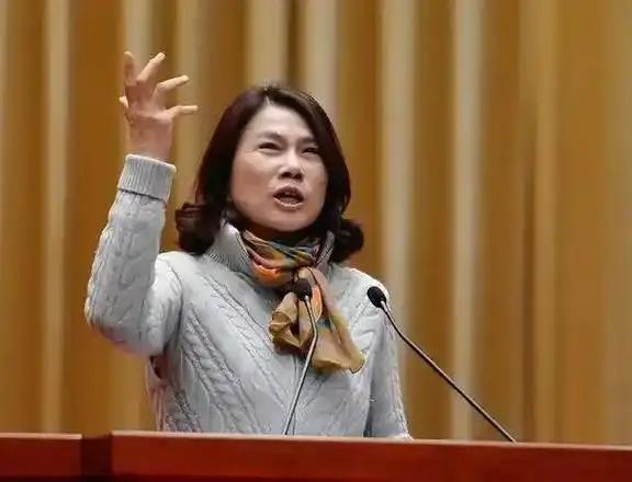 董明珠确实霸气！一个海归面试格力，要求10万月薪，董明珠毫不留情问他，“在国外读