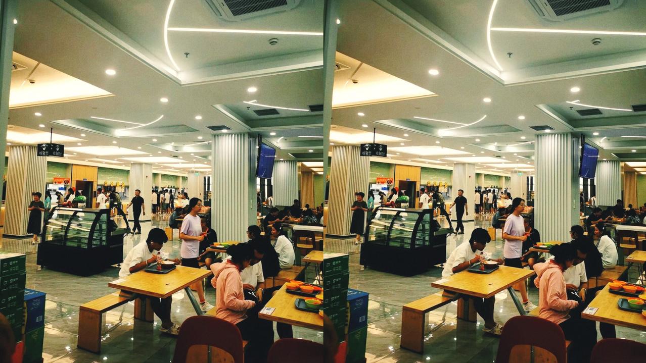 儿子南京211大二的视频电话里，一声“哇”的哭腔砸过来时，我才惊觉自己把孩子