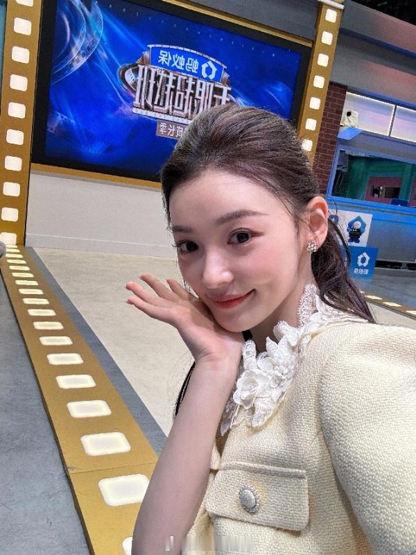 尚新月听到刘涛的夸奖，估计心里已经放烟花了。“大家看见你都会被吸引”“你不可能被