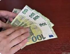 昨天我儿子结婚，常年在国外打工的表哥专程赶了回来，一见面他就递给我一个红包，说是