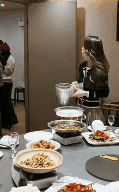 这些年轻女子看起来都是比较豪横的，好像已经习惯了这种大碗喝酒、大块吃肉聚会方式，