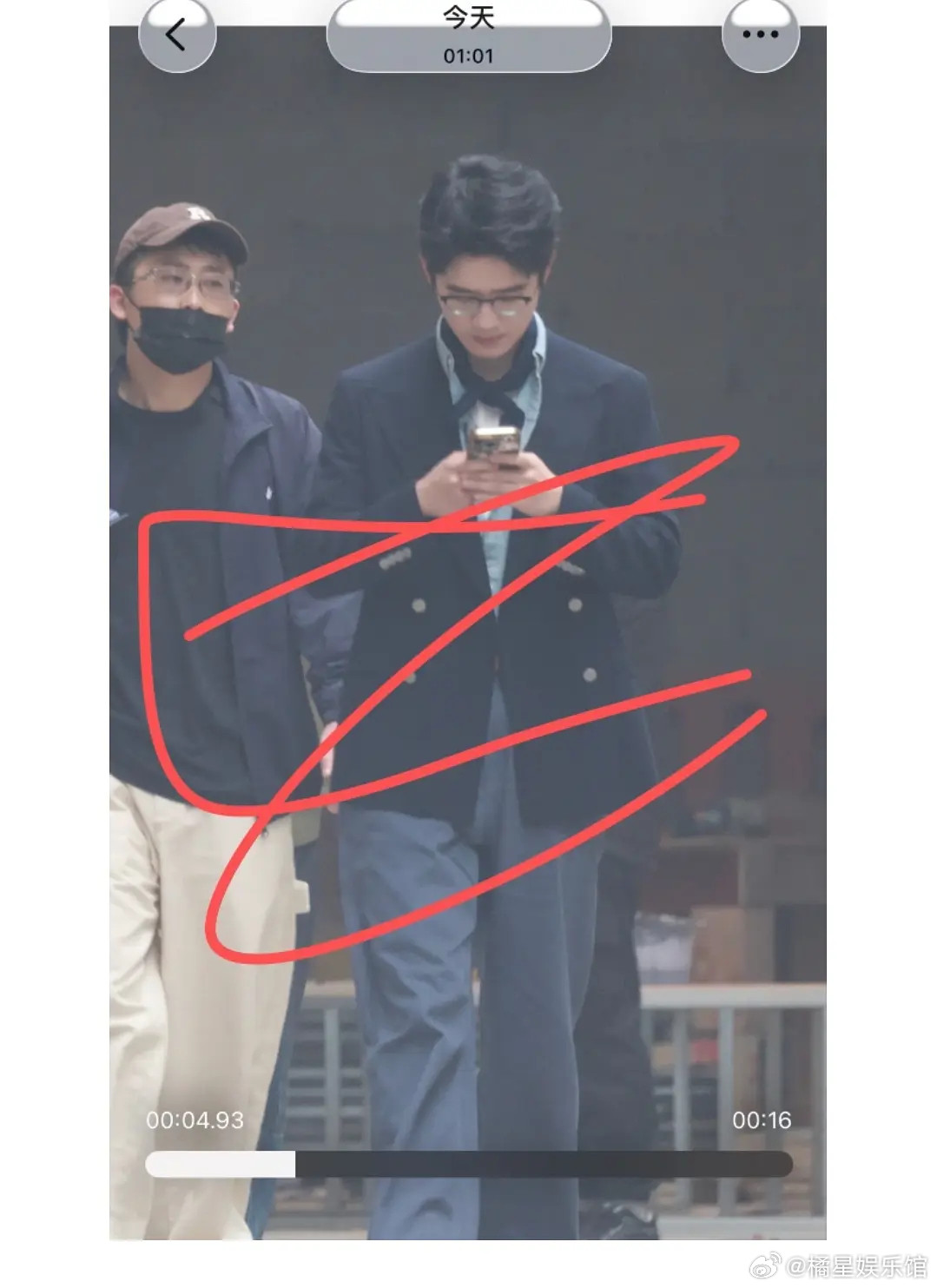 刘昊然这么爱抠手机