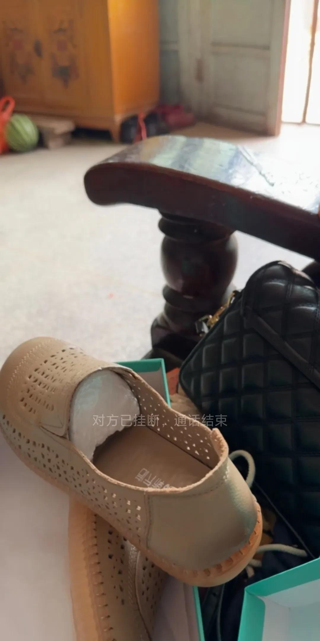 今年的母亲节，已经过去两周了，我让我家三妹帮忙，给我妈妈买的母亲节礼物，那双鞋子