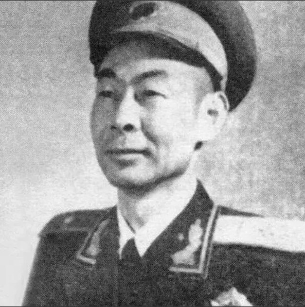 1942年，日军龟缩在据点负隅顽抗，八路军缺乏攻坚武器，一时难以突破。这时，一个