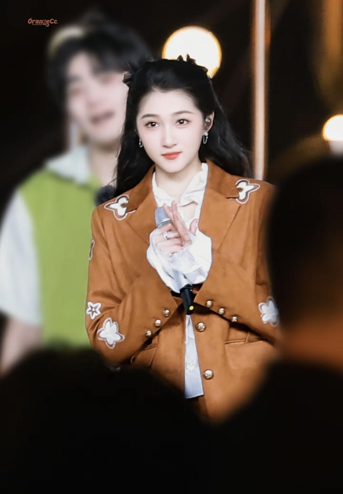 关晓彤的舞台，永远是自带柔光的心动现场[比心]又美又飒的关晓彤，是舞台上永远的