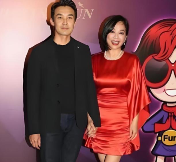 当年，得知儿子张铎要娶陈松伶，张妈妈气哭了:“她不但比你大8岁，还没名没钱，你图