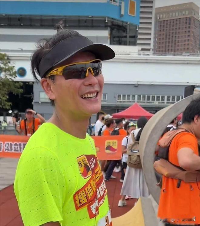 黄宗泽被吐槽牙龈萎缩，有一个疑问，不是他痞不痞帅而是46岁这口牙能不能扛住