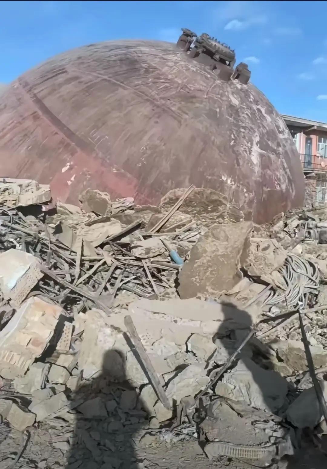 一个几百吨重的铁球飞跃两公里砸向废品店，若无人伤亡，这场看似灭顶的飞来横祸，竟可