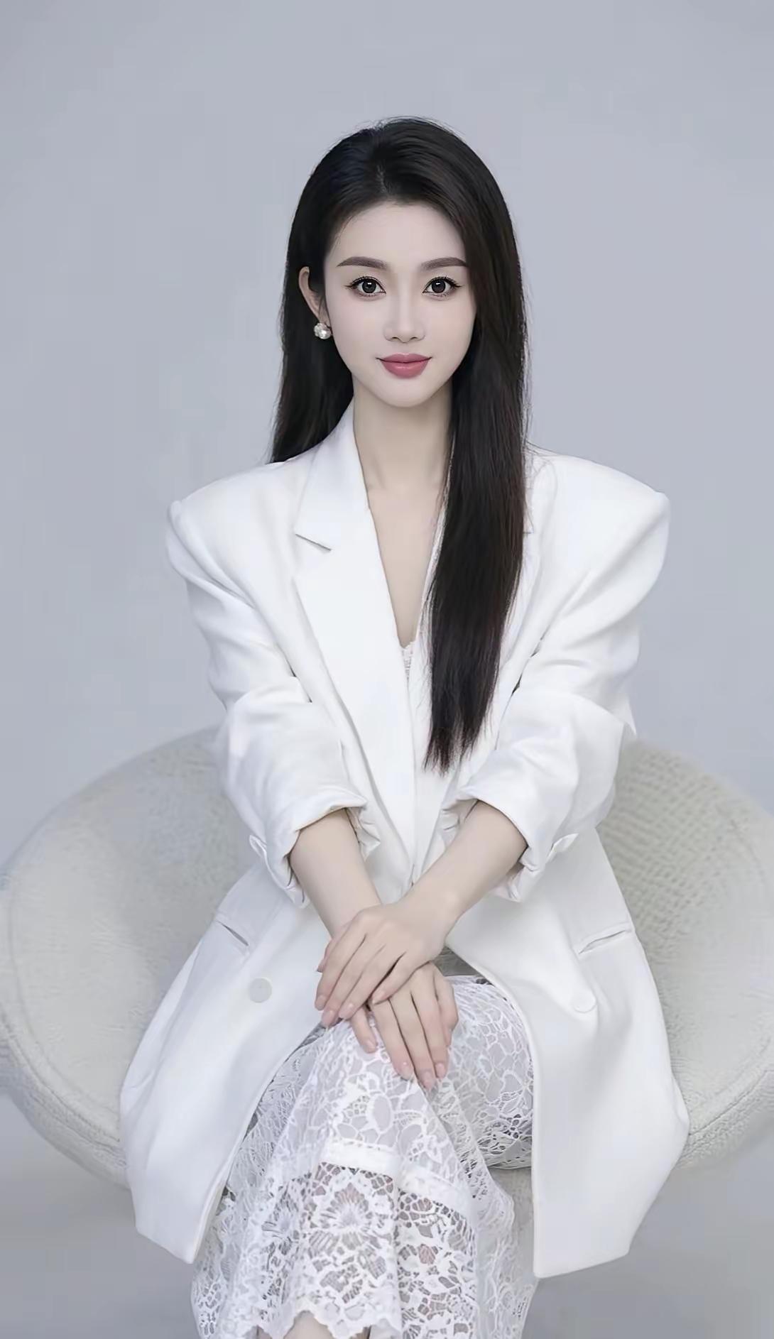 优雅白西装，气质满分！💃✨