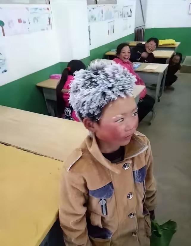 2018年，云南一名8岁男孩，顶着满头白发走进教室，引发哄堂大笑。老师上前察看，