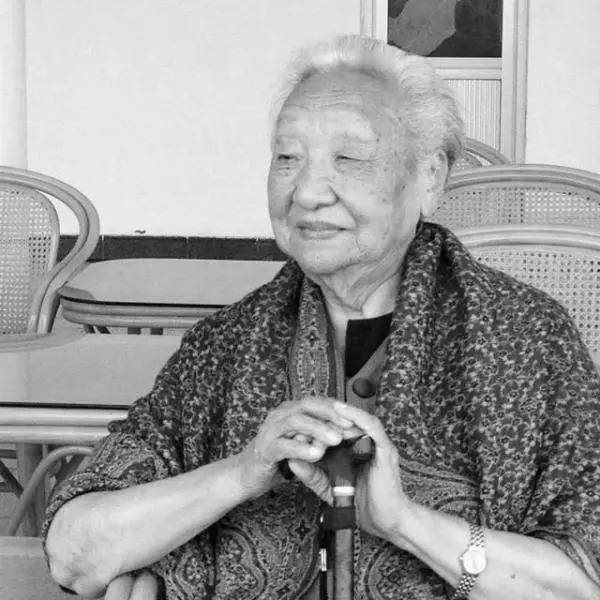 杨炬，本名杨宗珍，1921年11月30日出生于湖北南漳县城关镇。1935年5月，