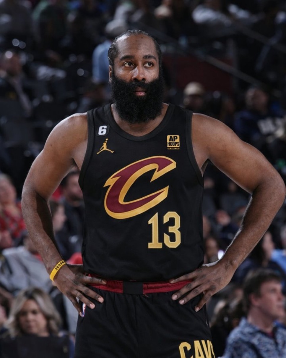 Kellylko报道，据消息人士透露，快船队已就老将后卫詹姆斯·哈登的交易展开谈