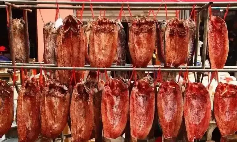 腊肉咸鱼被点名含一级致癌物亚硝胺，我看完直接把阳台那串腊肉塞回塑料袋。冬天谁家