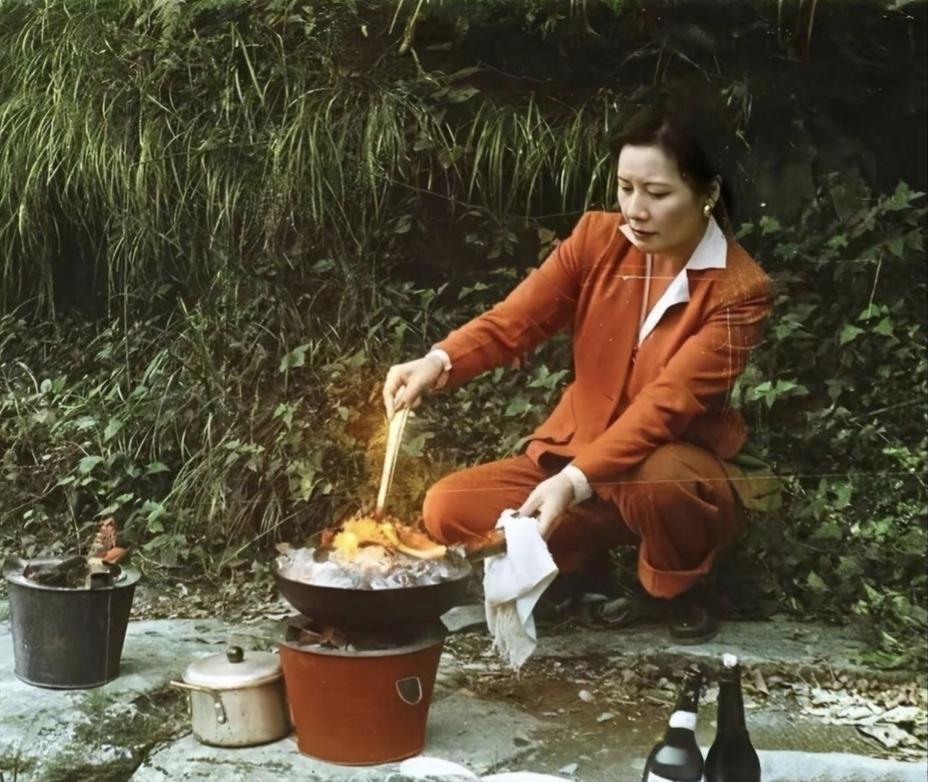 晒晒年代感的老照片抗战时期在重庆，20出头大学刚毕业的张紫葛由于一次在“妇女指导