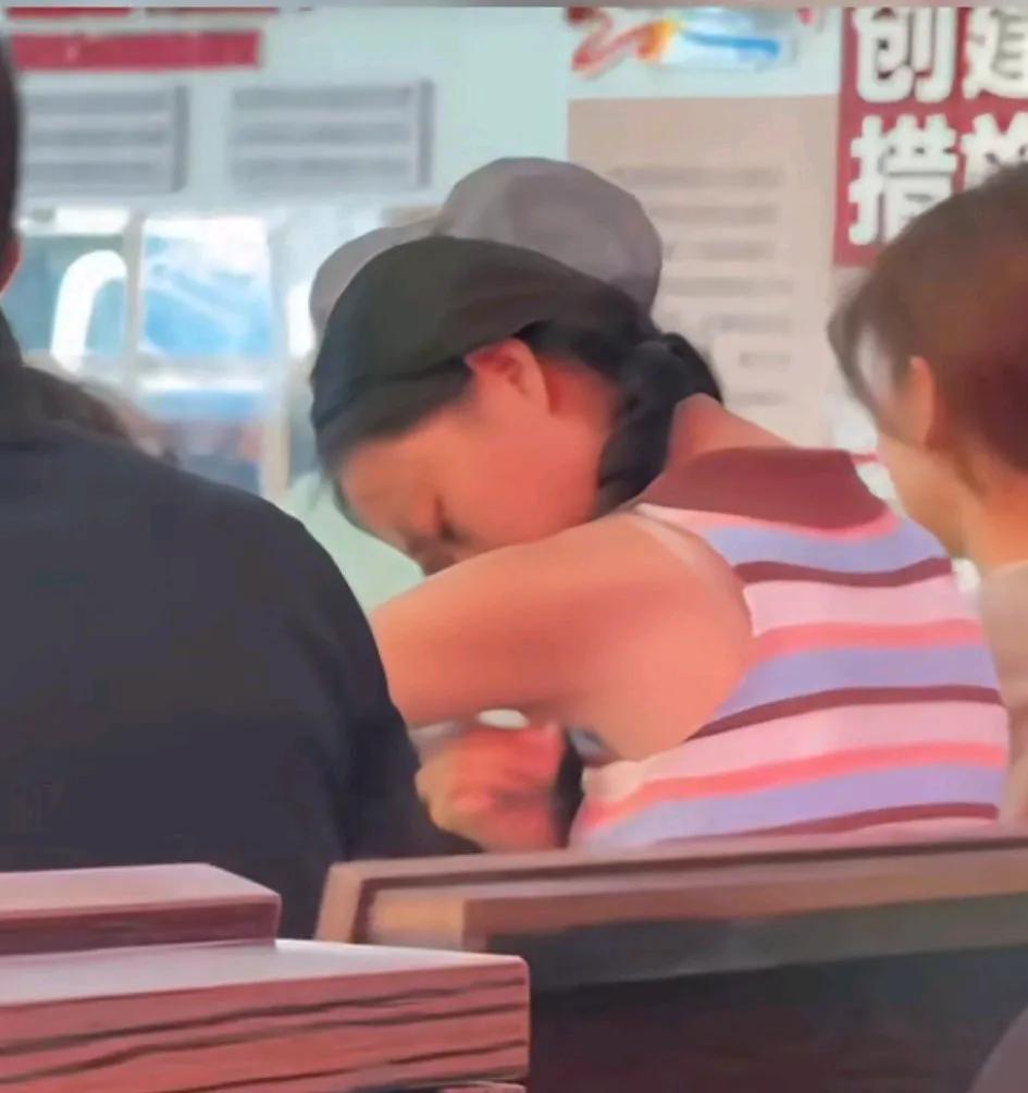 这小姑娘，上课时间，不认真听课，她在专心修理“腋毛”，或者说梳理腋毛。如果你坐在