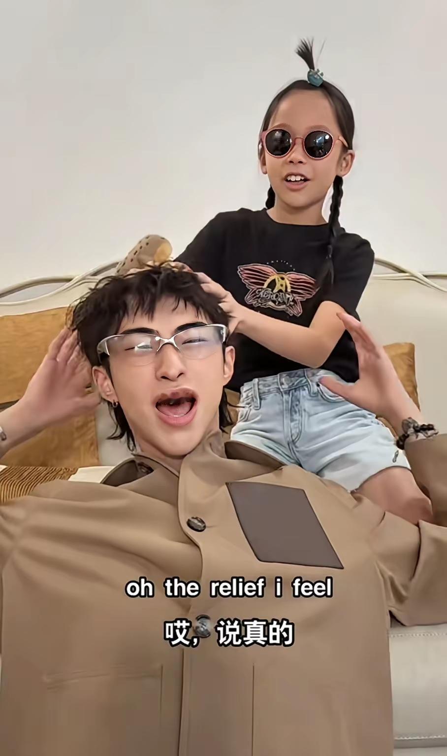 到底是同父异母亲还是同母异父亲？恩利的状态其实已经给了答案。庾澄庆重组家庭