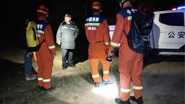 丈夫着急下山开车“弄丢”妻子, 消防员进山营救