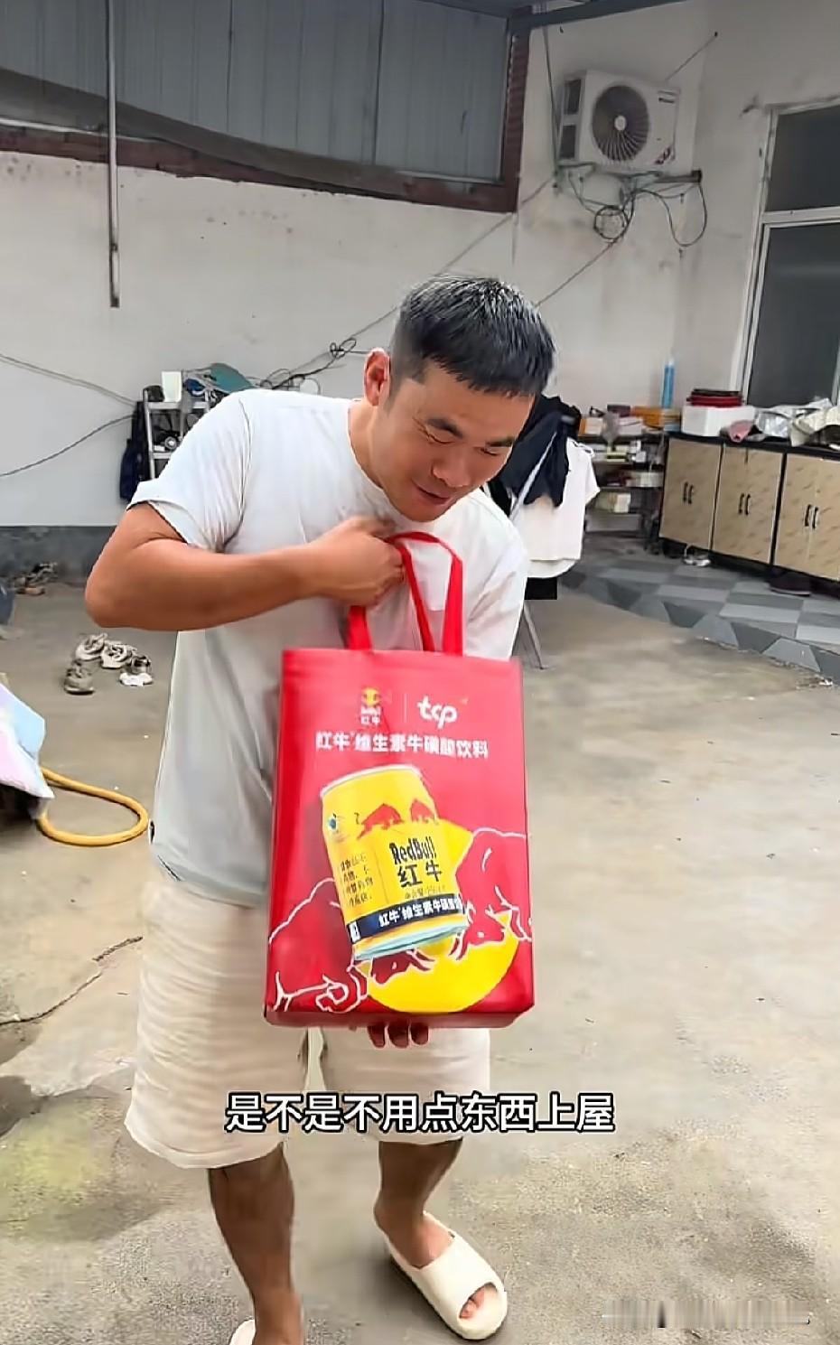小故事！小飞来到半熟家，平常小飞一般根本就不来半熟家，也不会给半熟