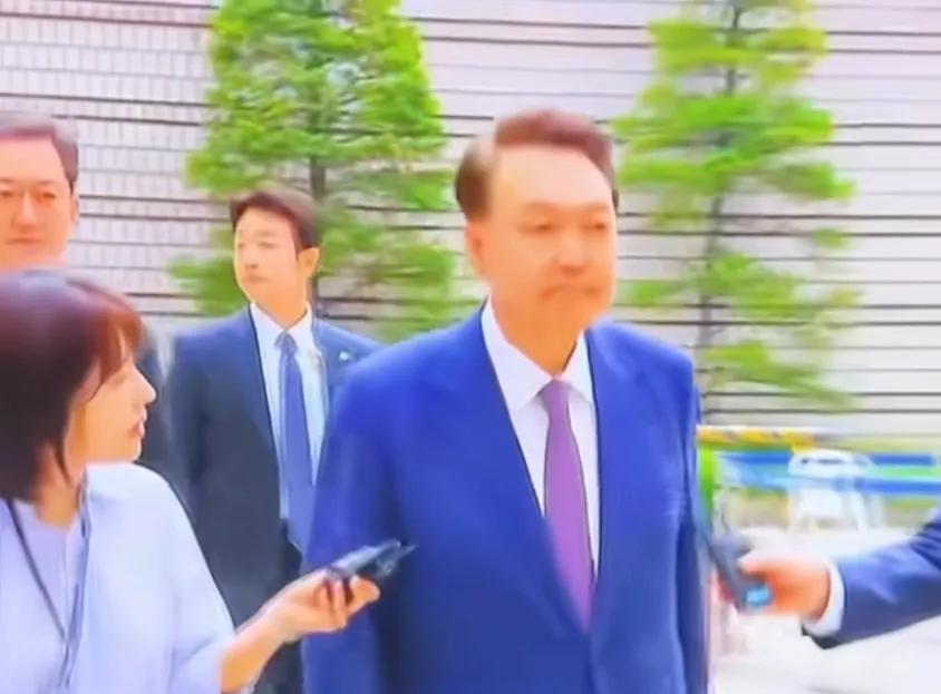 尹锡悦第七次刑事审判开庭，但是尹锡悦的一身穿搭显得有些不伦不类，上身穿着蓝色西装