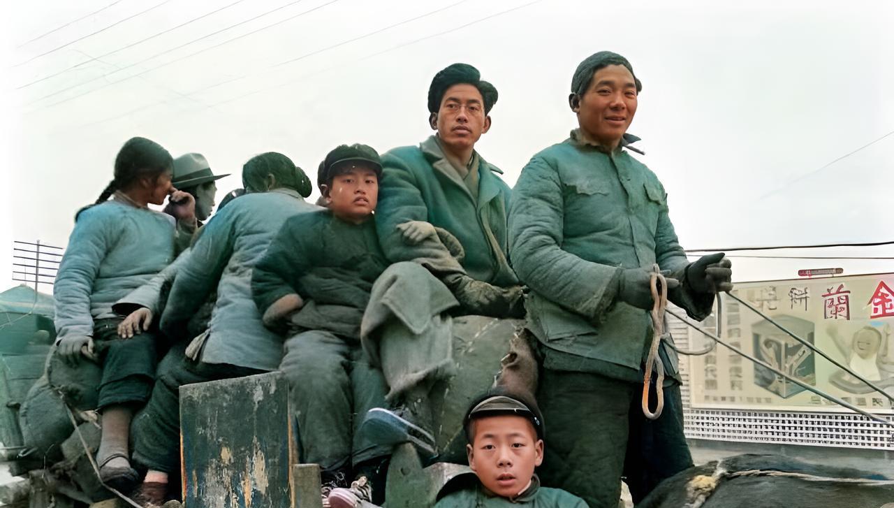 1949年4月20日前的南京战争一触即发，人心惶惶。不论大人还是孩子的脸色都非常