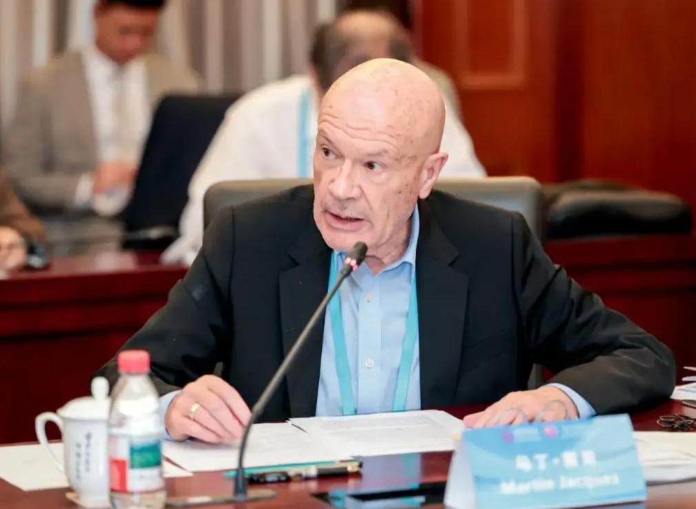 笑死，一个英国老头一句话把美国干沉默了。他说，一个靠战争发家、才风光了一百来年的