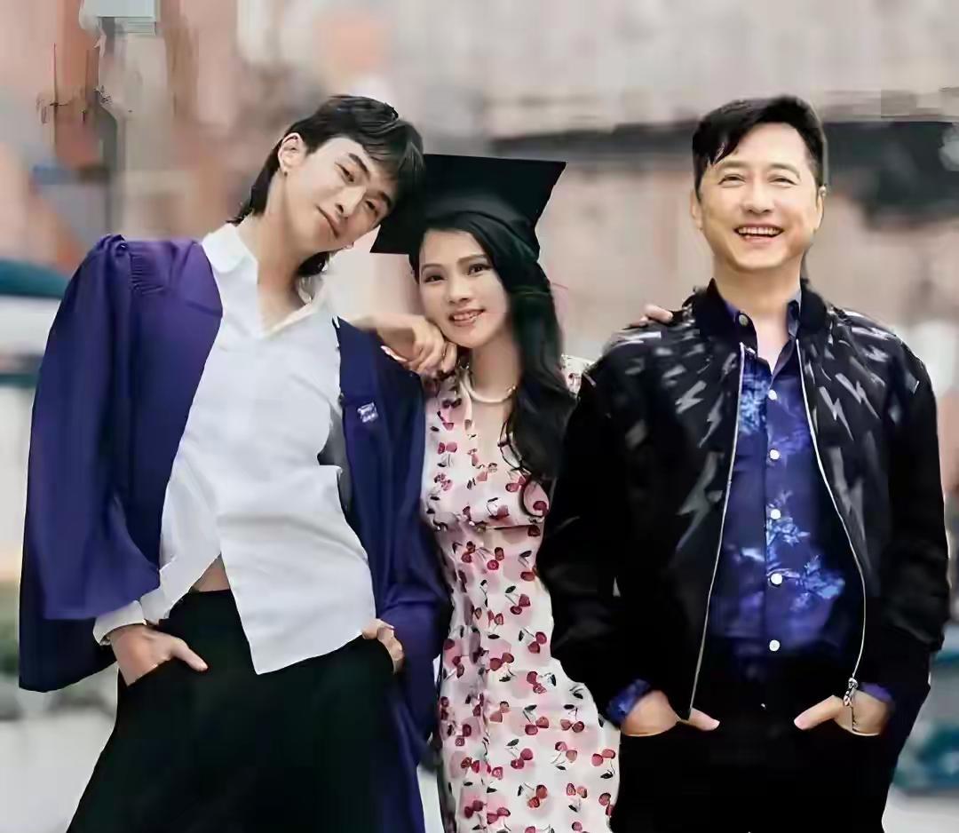 离婚十五年后伊能静再提前夫庾澄庆，还是满满的称赞，说庾澄庆人品非常非常好，对谁都