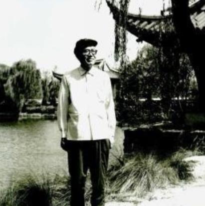 1975年6月，张闻天同志获准迁居江苏无锡。同年8月，他同妻子刘英及养女来到无锡