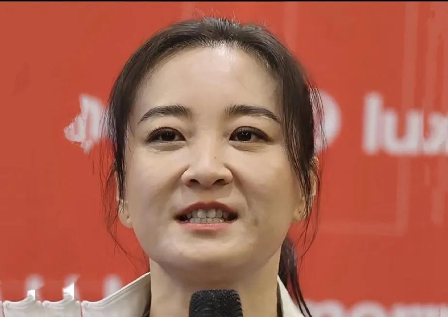 贾玲现状，真美。已经完全适应瘦身状态了！