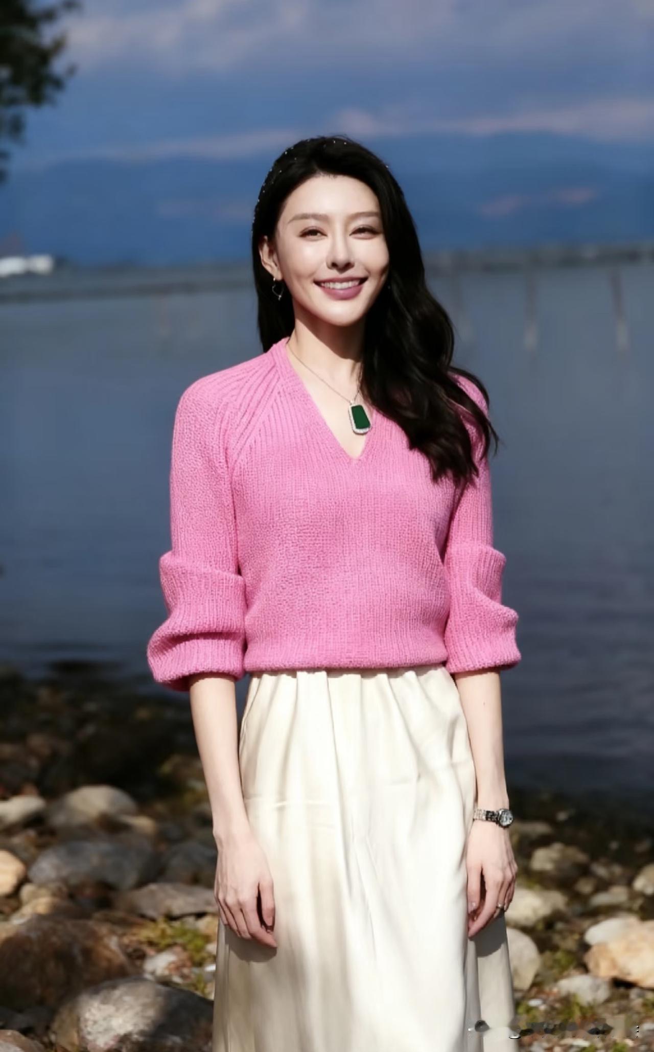 粉色毛衣+白裙子👗淡淡的粉色毛衣温柔粉色上衣粉紫色毛衣毛衣粉色浅粉色针