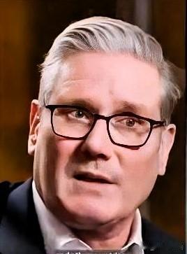 难以置信！英国首相斯塔默这回是真破防了，直接在报纸上开骂。据英国媒体12