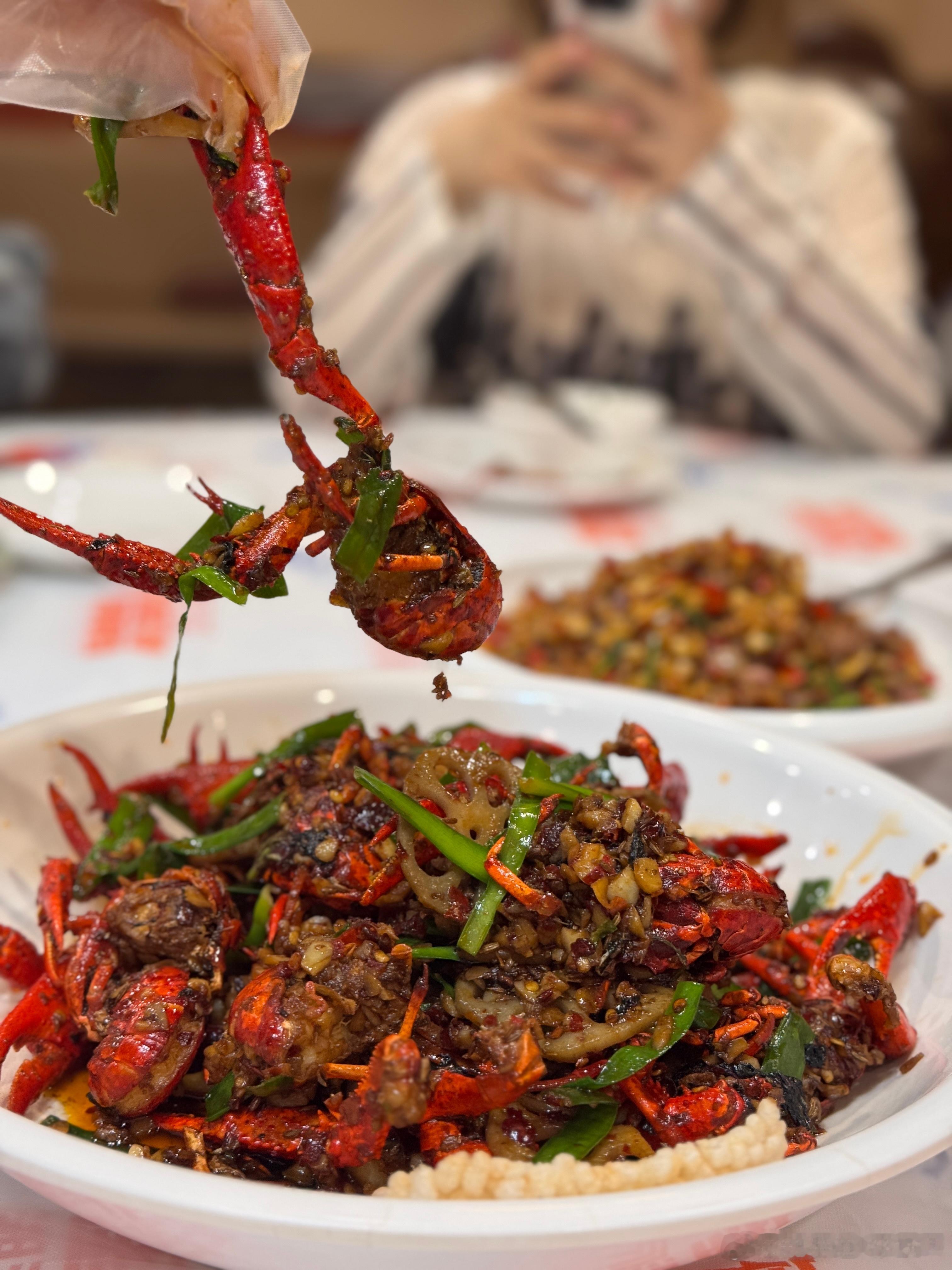 回家的诱惑…肯定是小龙虾了这次来的是我们当地一家网红店，小龙虾的口味只能说中规中