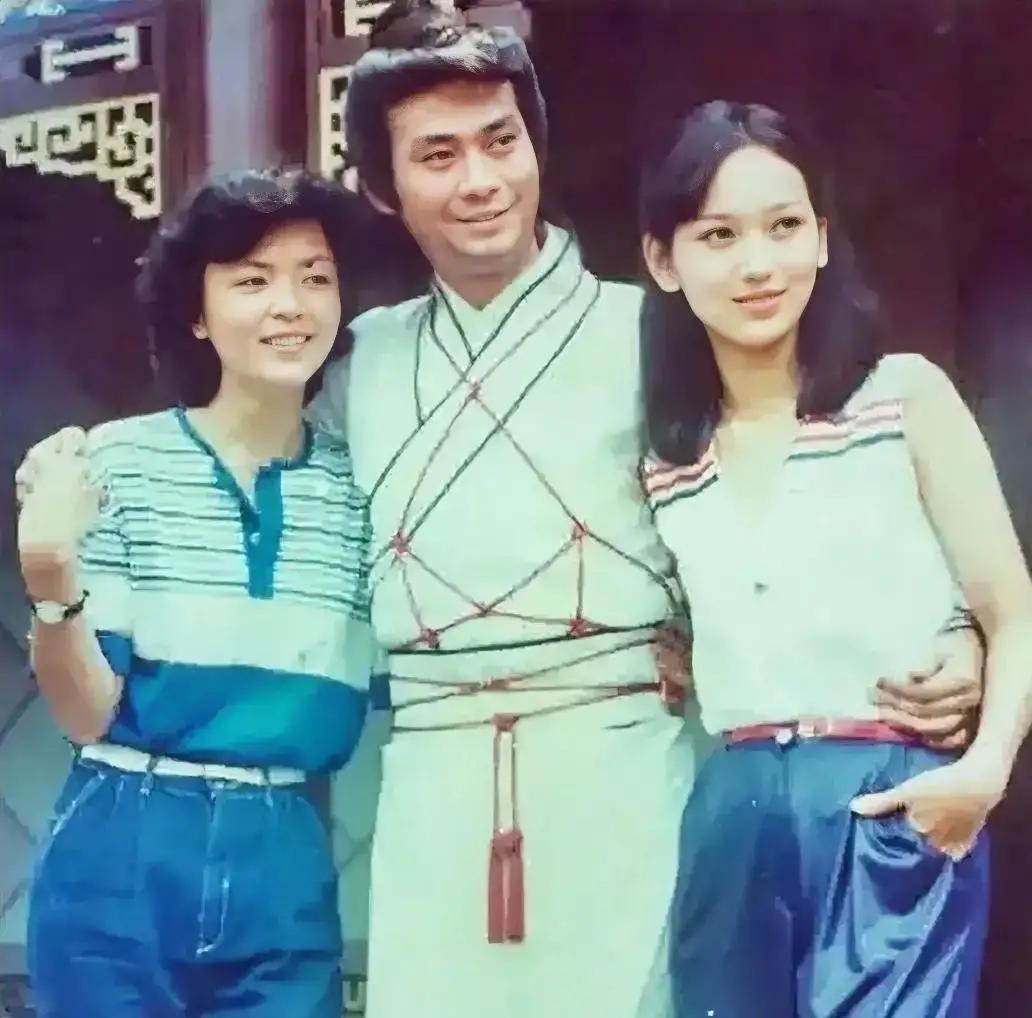 这一张照片拍摄于1981年，34岁的郑少秋与28岁的赵雅芝和21岁的陈玉莲的合影