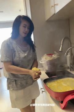 姐姐这一手表明自己是可以上得厅堂下得厨房的！