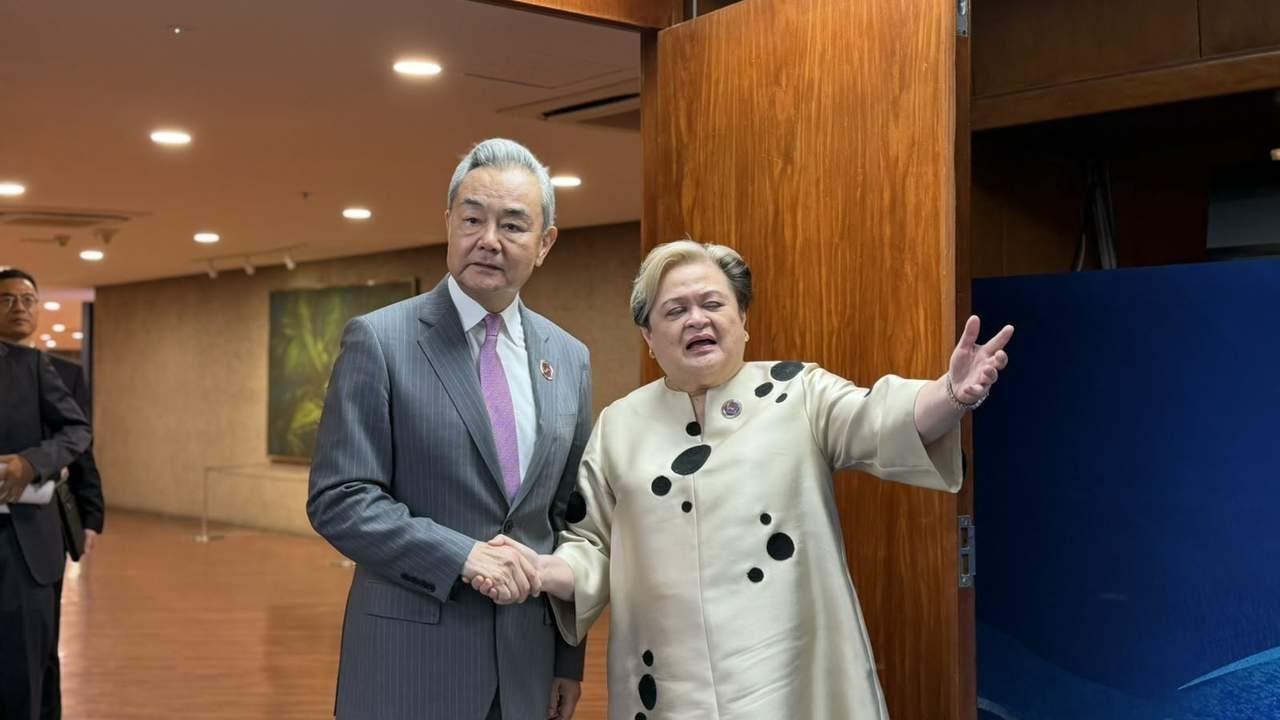 "离得太远了"，王毅外长一句话化解了中菲外长会晤的紧张气氛。7月22日，王毅