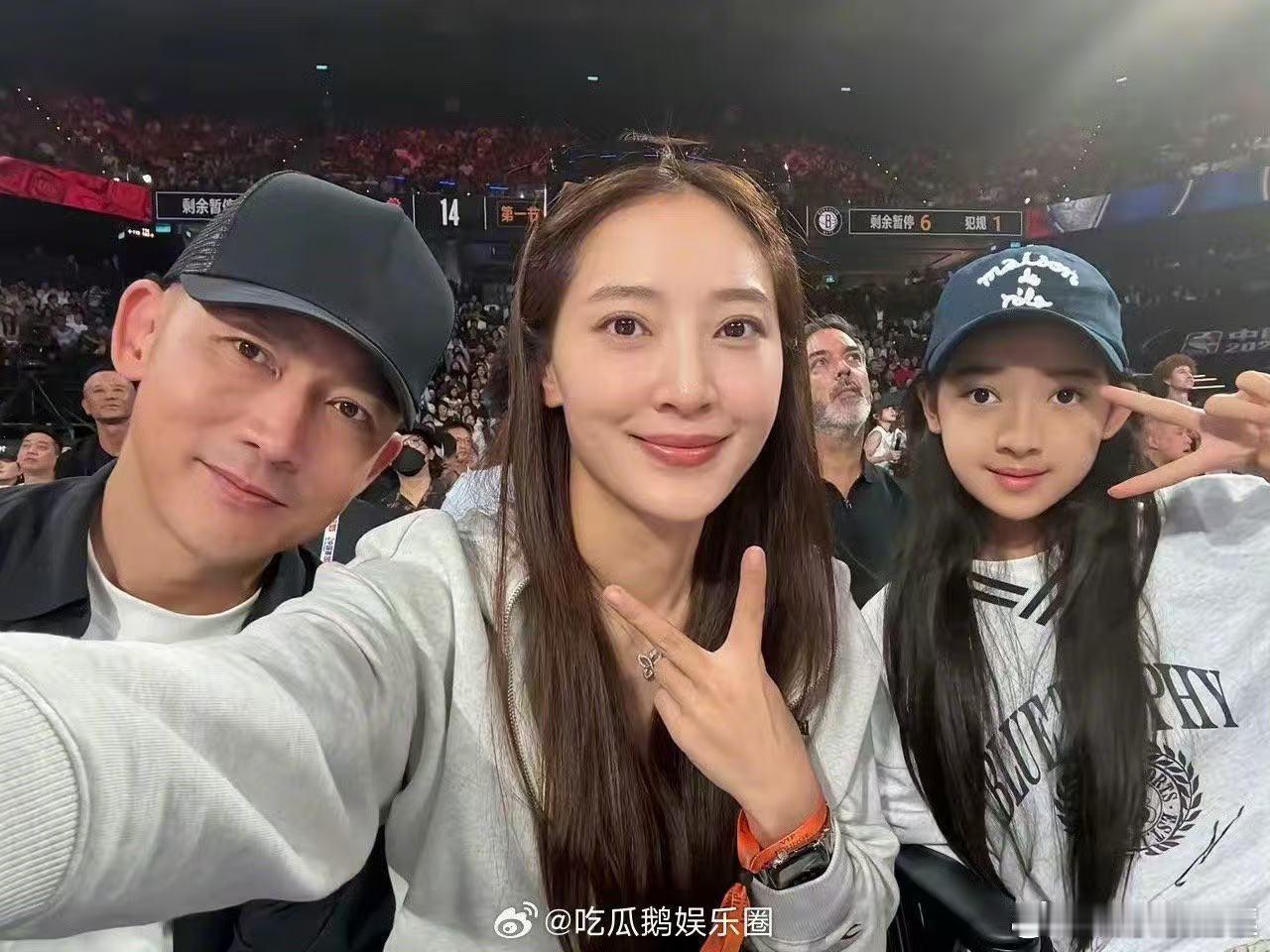 聂远妻子秦子越晒与靳东合照这张合照真的很圈好感，秦子越在自己的领域里默默努力，